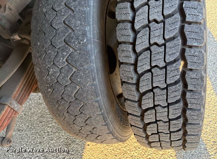 image for item DZ4122 2000 Ford F550 Super Duty flatbed truck