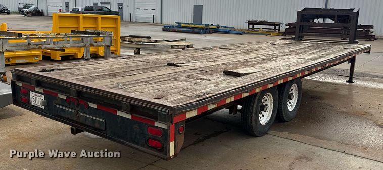 image for item DZ4139 2004 L&L flatbed trailer