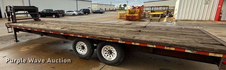 image for item DZ4139 2004 L&L flatbed trailer