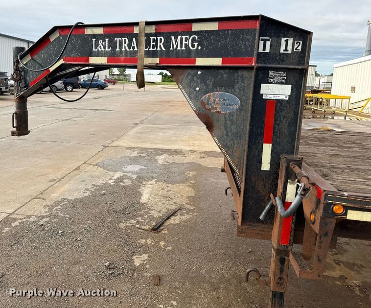 image for item DZ4139 2004 L&L flatbed trailer