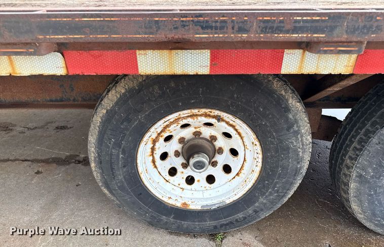 image for item DZ4139 2004 L&L flatbed trailer