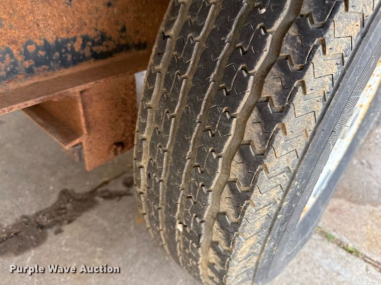 image for item DZ4139 2004 L&L flatbed trailer