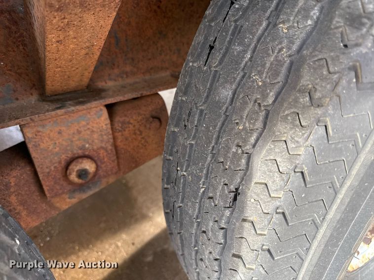 image for item DZ4139 2004 L&L flatbed trailer