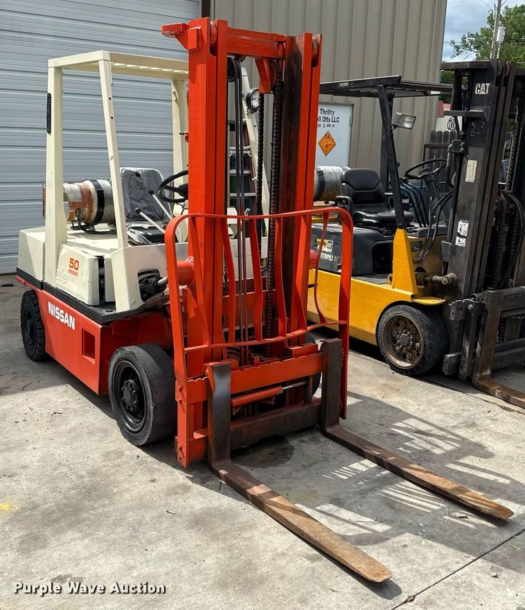 image for item DZ4157 Nissan 50 forklift
