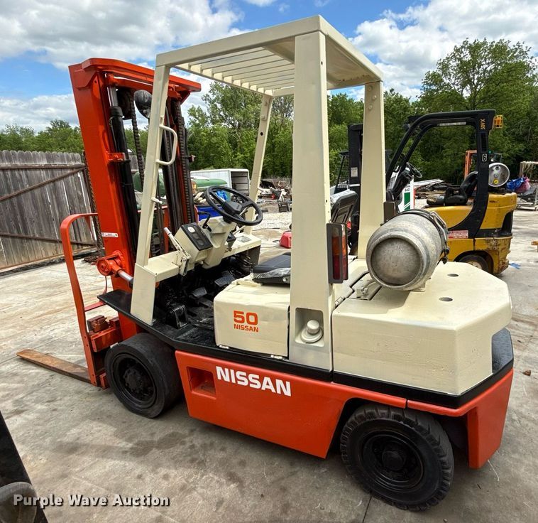 image for item DZ4157 Nissan 50 forklift