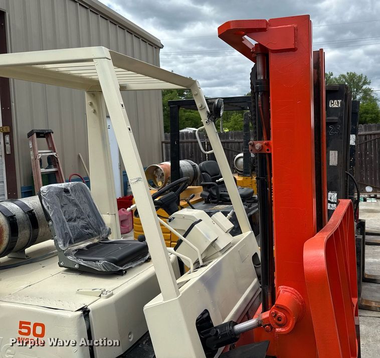 image for item DZ4157 Nissan 50 forklift