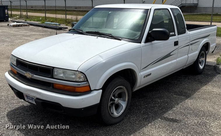 image for item DZ4183 2003 Chevrolet S10 Ext. Cab pickup truck