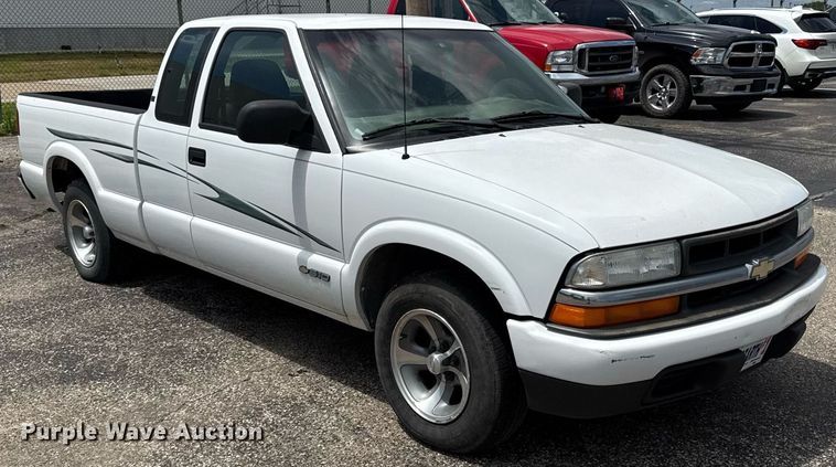image for item DZ4183 2003 Chevrolet S10 Ext. Cab pickup truck