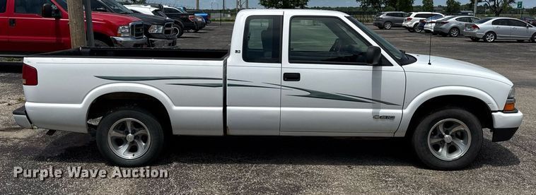 image for item DZ4183 2003 Chevrolet S10 Ext. Cab pickup truck