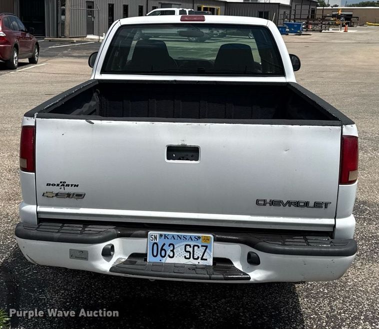image for item DZ4183 2003 Chevrolet S10 Ext. Cab pickup truck