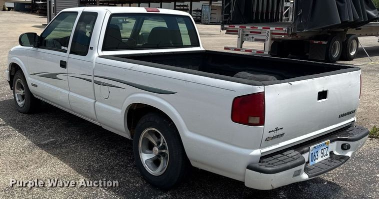 image for item DZ4183 2003 Chevrolet S10 Ext. Cab pickup truck