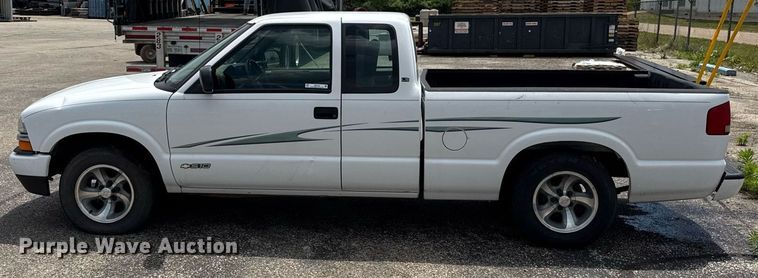 image for item DZ4183 2003 Chevrolet S10 Ext. Cab pickup truck