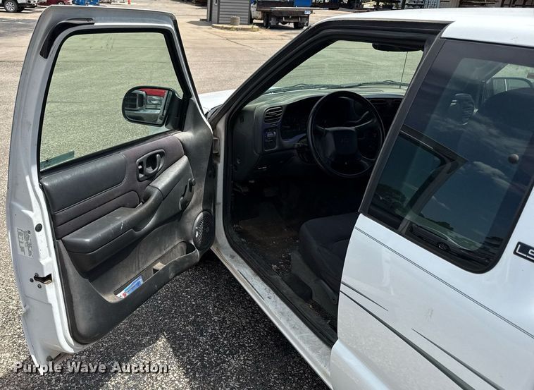 image for item DZ4183 2003 Chevrolet S10 Ext. Cab pickup truck