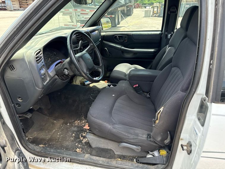 image for item DZ4183 2003 Chevrolet S10 Ext. Cab pickup truck