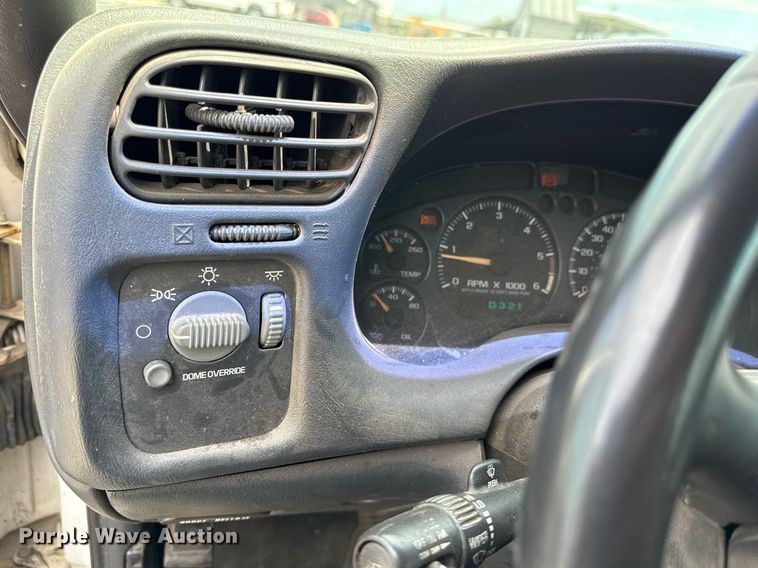 image for item DZ4183 2003 Chevrolet S10 Ext. Cab pickup truck