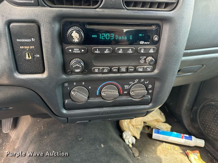 image for item DZ4183 2003 Chevrolet S10 Ext. Cab pickup truck