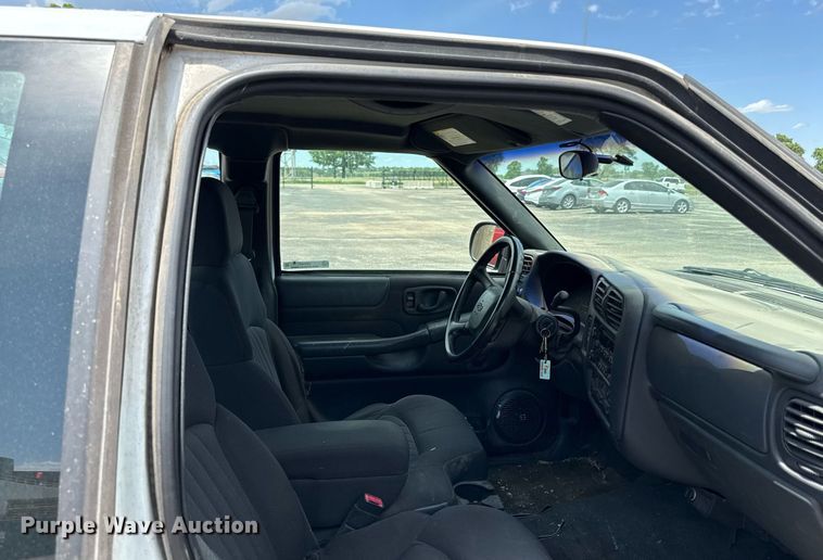 image for item DZ4183 2003 Chevrolet S10 Ext. Cab pickup truck