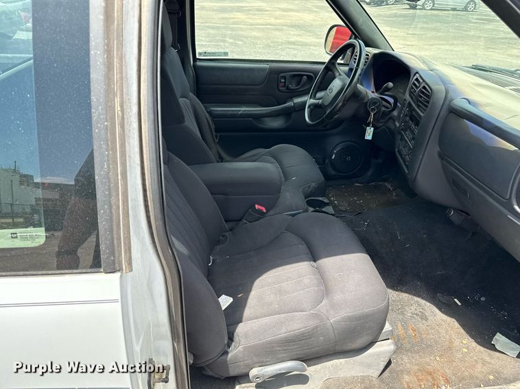 image for item DZ4183 2003 Chevrolet S10 Ext. Cab pickup truck