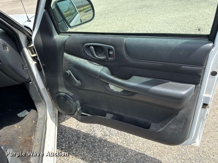 image for item DZ4183 2003 Chevrolet S10 Ext. Cab pickup truck