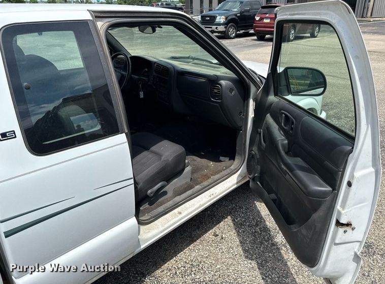 image for item DZ4183 2003 Chevrolet S10 Ext. Cab pickup truck