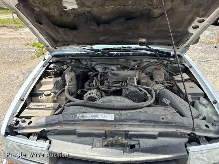 image for item DZ4183 2003 Chevrolet S10 Ext. Cab pickup truck