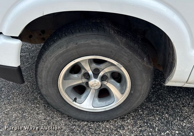 image for item DZ4183 2003 Chevrolet S10 Ext. Cab pickup truck