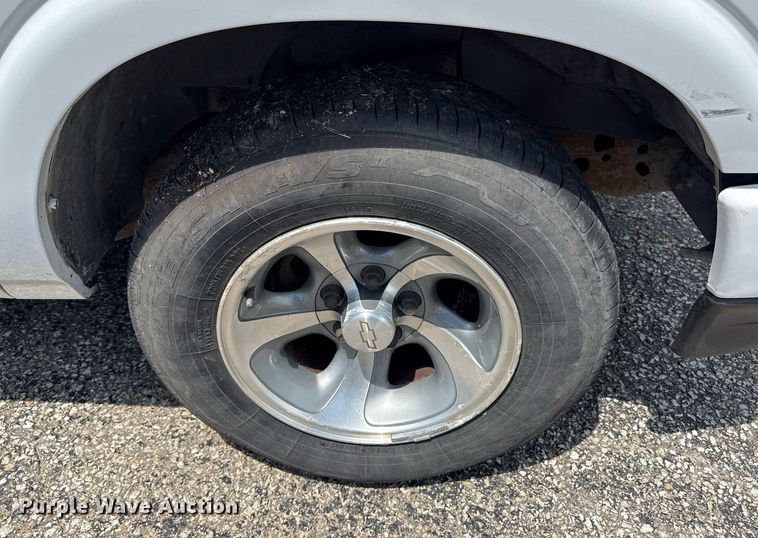 image for item DZ4183 2003 Chevrolet S10 Ext. Cab pickup truck