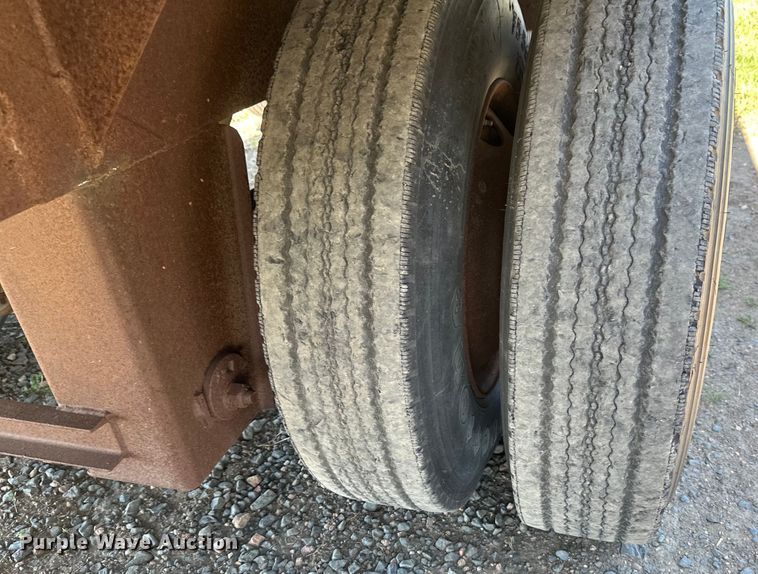 image for item EB2571 2005 Barrett livestock trailer