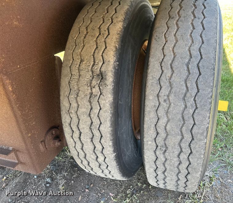 image for item EB2571 2005 Barrett livestock trailer