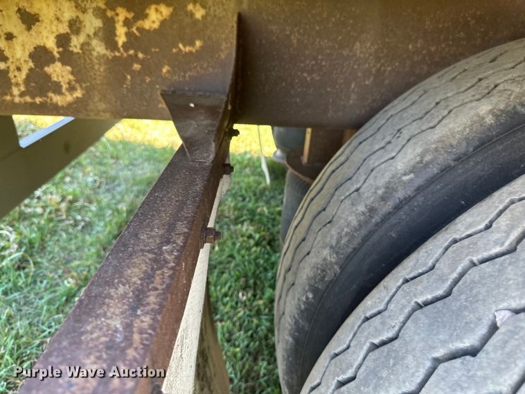 image for item EB2572 2008 Barrett livestock trailer