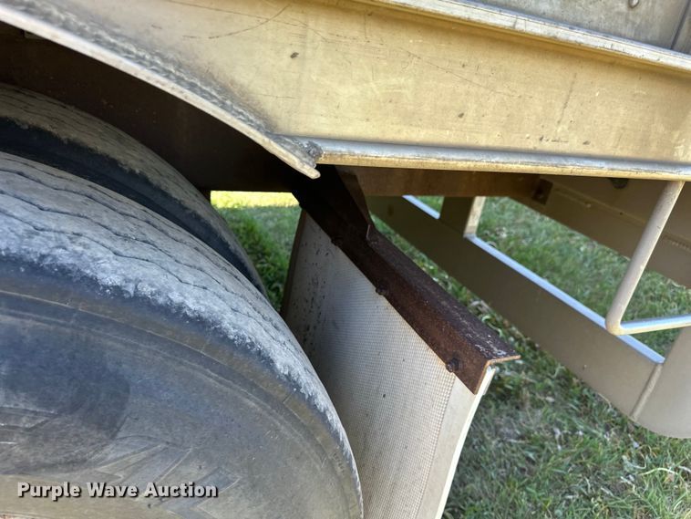 image for item EB2572 2008 Barrett livestock trailer