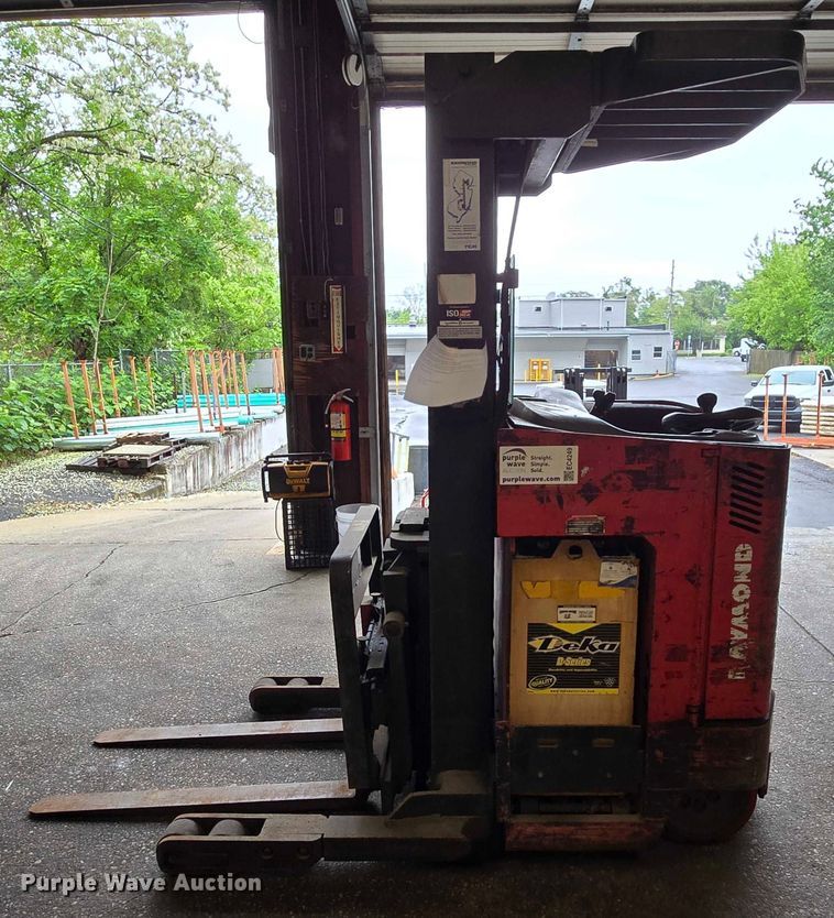 image for item EC4249 2006 Raymond EASI R30TT reach truck