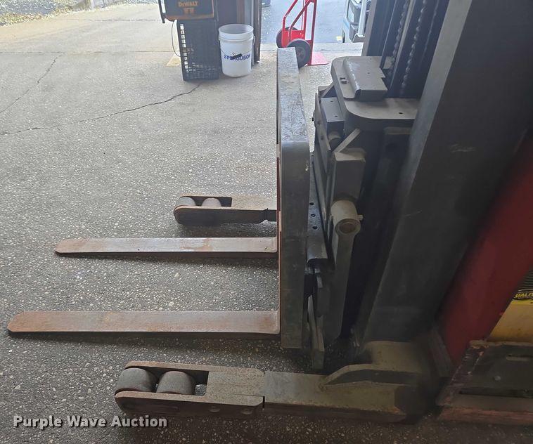 image for item EC4249 2006 Raymond EASI R30TT reach truck