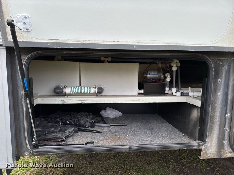 image for item EC7981 1996 Winnebago WCG34WA RV