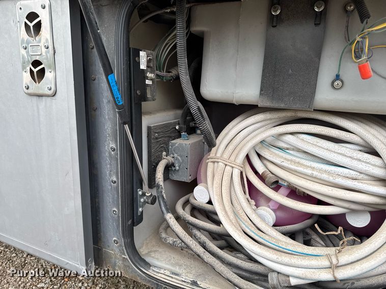 image for item EC7981 1996 Winnebago WCG34WA RV