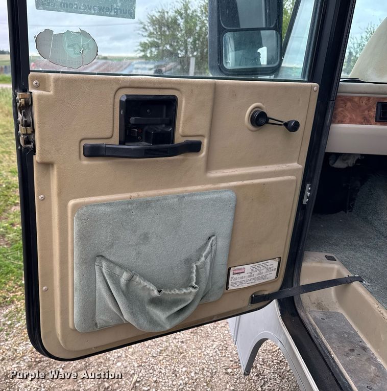 image for item EC7981 1996 Winnebago WCG34WA RV