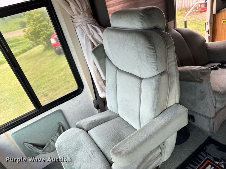 image for item EC7981 1996 Winnebago WCG34WA RV