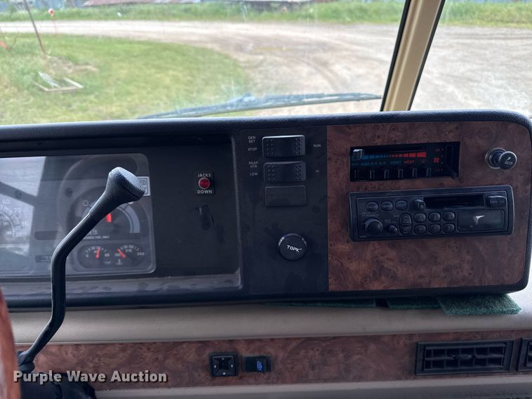 image for item EC7981 1996 Winnebago WCG34WA RV