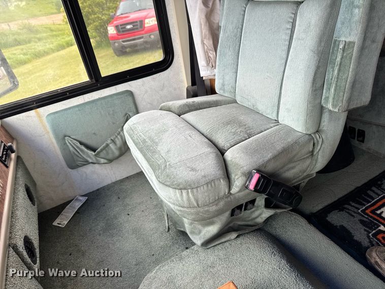 image for item EC7981 1996 Winnebago WCG34WA RV