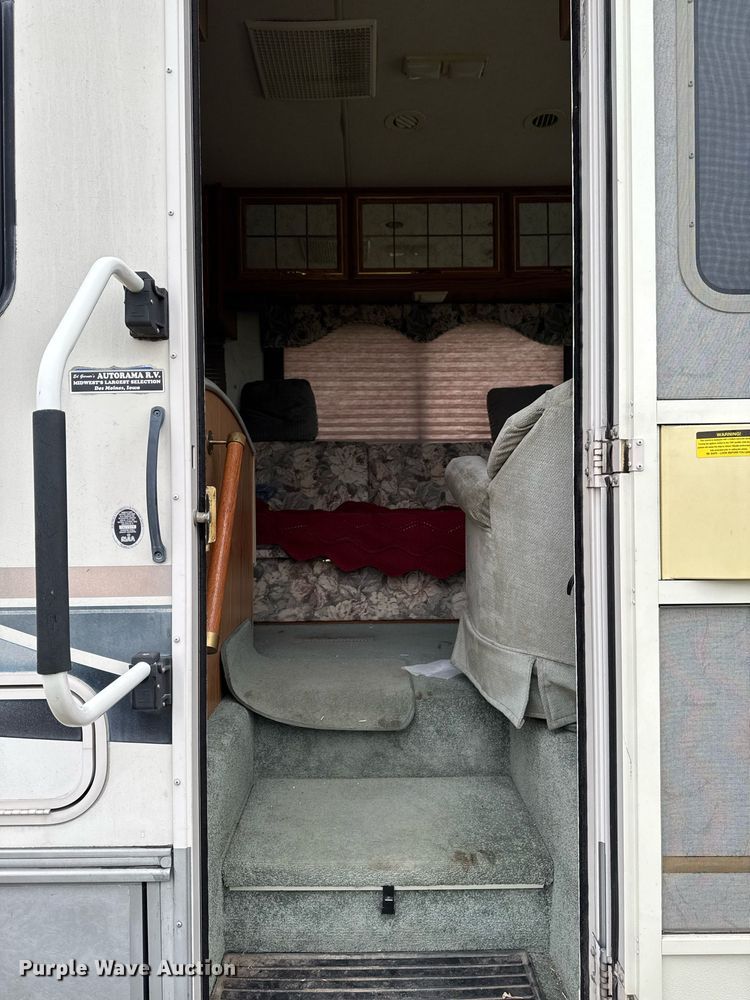 image for item EC7981 1996 Winnebago WCG34WA RV