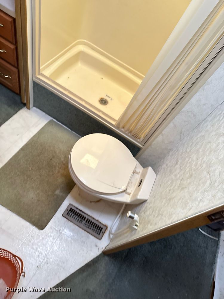 image for item EC7981 1996 Winnebago WCG34WA RV