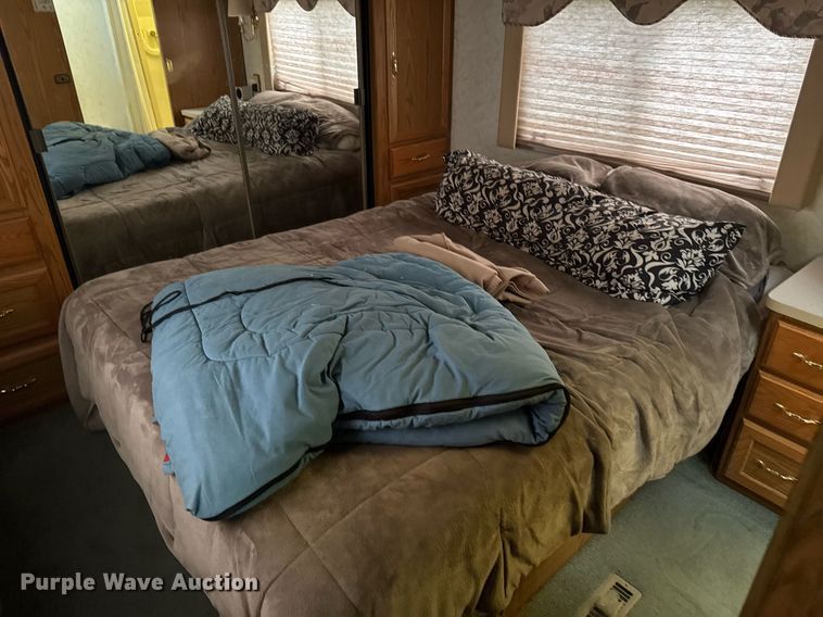 image for item EC7981 1996 Winnebago WCG34WA RV