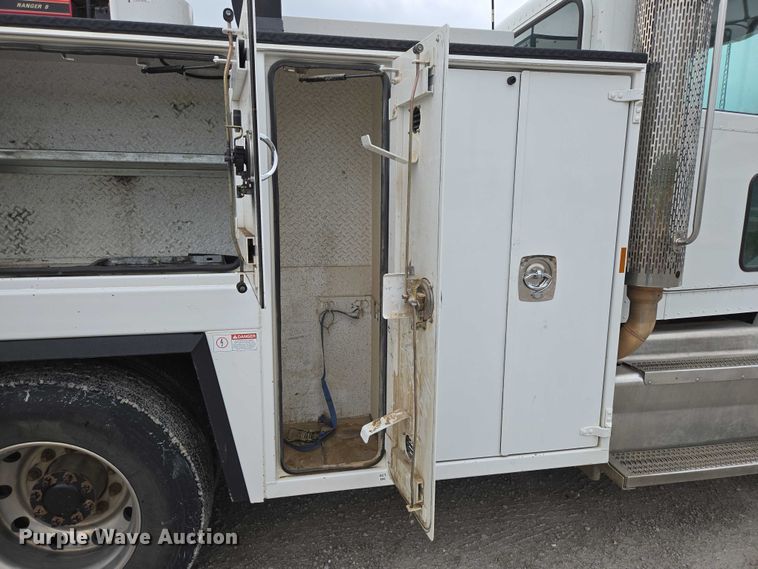 image for item ED1993 2015 Peterbilt PB337 utility / service truck