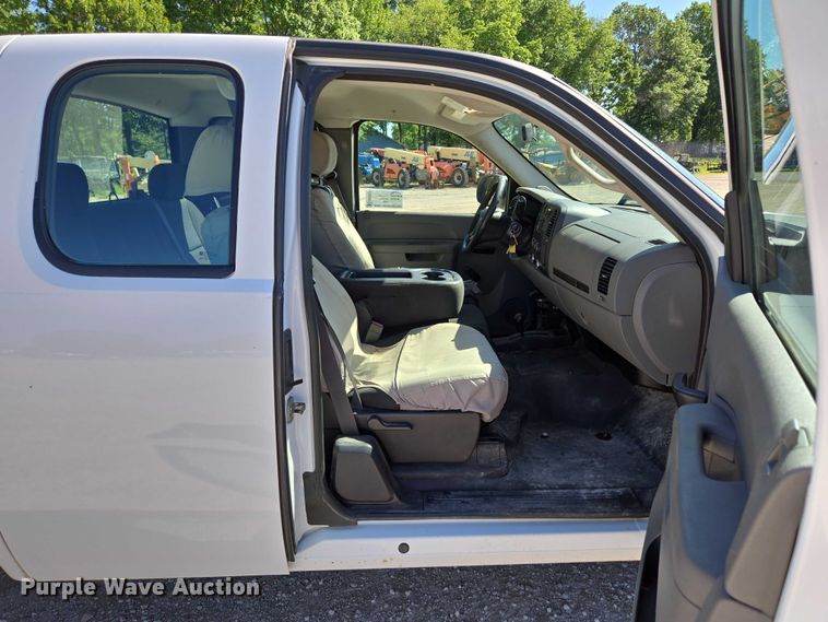 image for item ED2001 2010 Chevrolet Silverado 1500 Ext. Cab pickup truck
