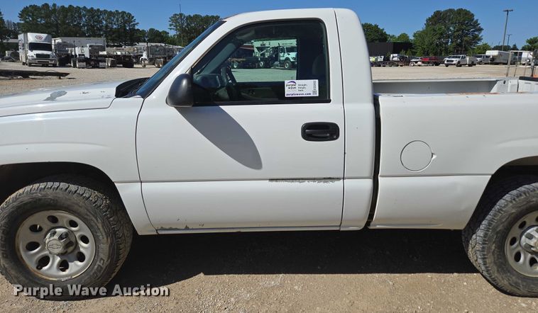 image for item ED2002 2006 Chevrolet Silverado 1500 pickup truck