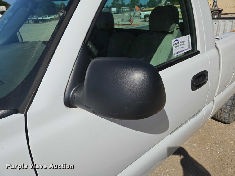 image for item ED2002 2006 Chevrolet Silverado 1500 pickup truck