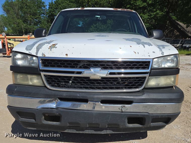 image for item ED2002 2006 Chevrolet Silverado 1500 pickup truck