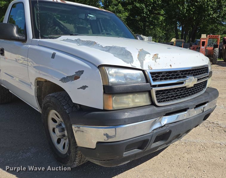 image for item ED2002 2006 Chevrolet Silverado 1500 pickup truck