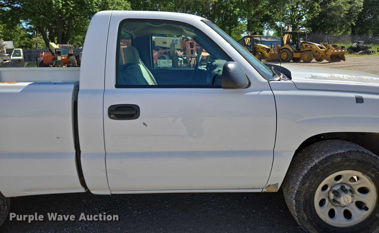 image for item ED2002 2006 Chevrolet Silverado 1500 pickup truck