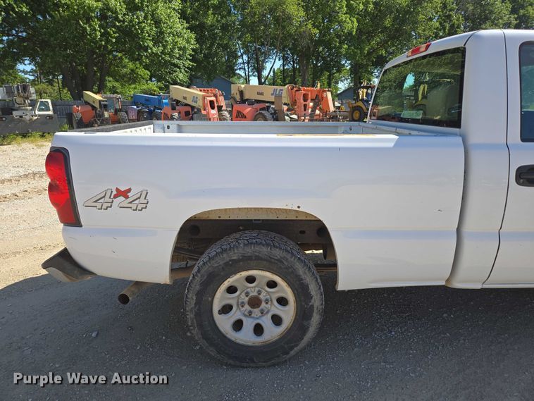 image for item ED2002 2006 Chevrolet Silverado 1500 pickup truck